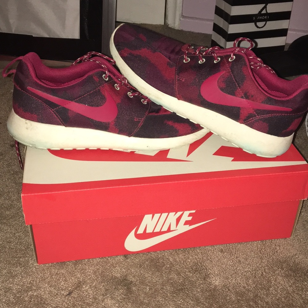 RARE WOMENS NIKE ROSHE RUN PRINT FIERY RED SZ 8